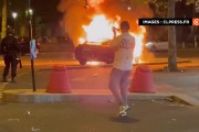太刑了！巴黎夺冠庆典再遇球迷闹事，阻塞道路+纵火烧车+发射炮弹
