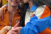 😍抢7有戏？凯莉-詹娜追到客场了😂抱着男友甜茶不撒手