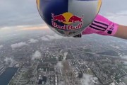 真会玩！迈阿密vs红牛的比赛用球来自“空投”，直升机跳伞送足球