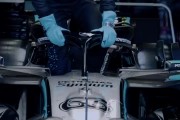F1×欧冠🏎车手拉塞尔驾驶梅奔赛车，护送决赛用球前往安联球场